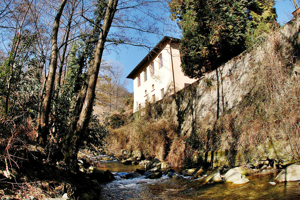 Историческое здание фабрики бренда расположено на берегу реки Эрно. Отсюда и название компании