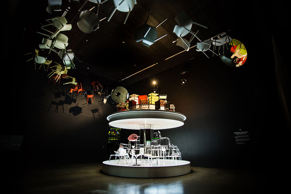 Исторические аксессуары и предметы предоставил для выставки Kartell Museo (Милан)