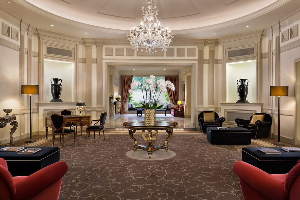 Так выглядит лобби отеля Sina Villa Medici