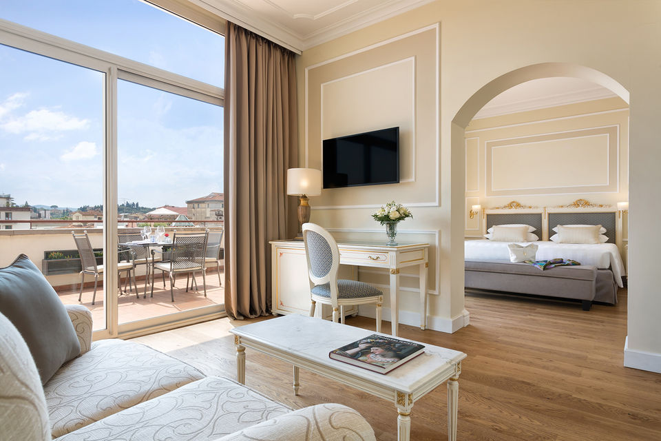 Интерьер сьюта в отеле Sina Villa Medici