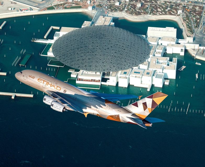 Etihad Airways Airbus A380 пролетает над Лувром Абу-Даби