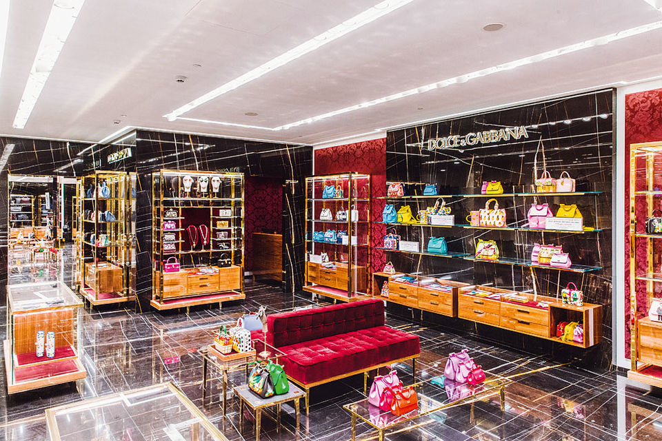 В корнере, где представлены сумки Dolce &amp; Gabbana, как и во многих других новых пространствах, акцент сделан на интересном дизайне интерьера