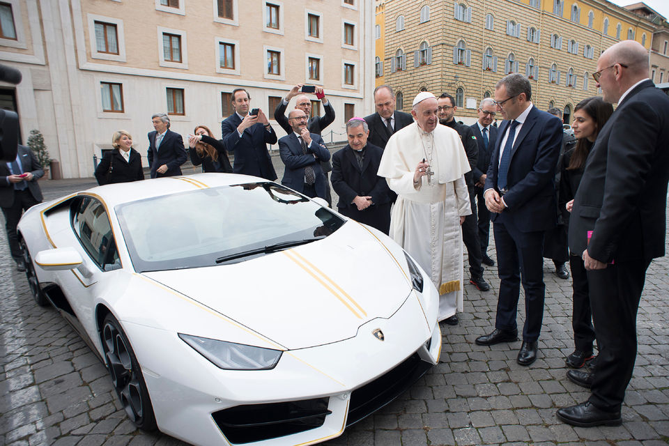 Презентация модели прошла в Ватикане в присутствии папы Франциска и Стефано Доменикали, председателя правления и гендиректора Automobili Lamborghini