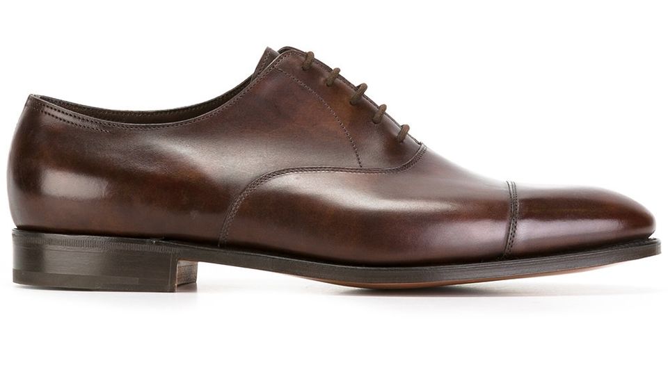 Эталонный минимализм от John Lobb. Обратите внимание на неравномерную патину туфель: ее специально создают на дубильне во время обработки кожи.