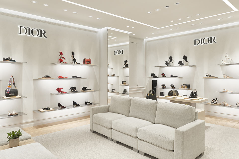 Аксессуары Dior на третьем этаже