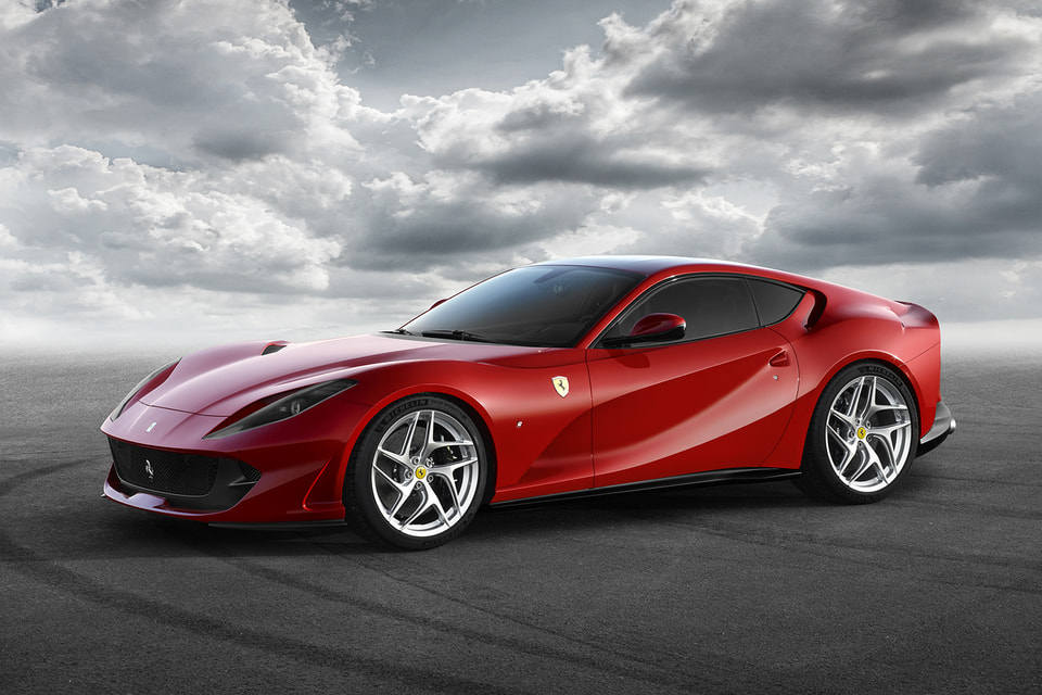 Суперкар 812 Superfast в цвете Rosso Corsa
