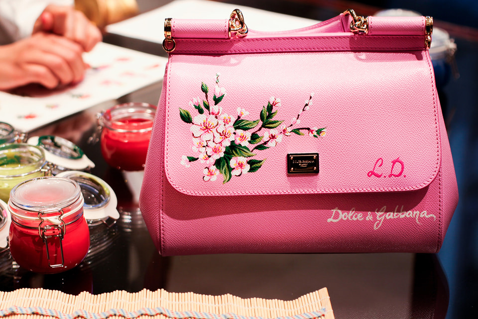 Художники из Dolce & Gabbana вручную распишут сумки и кошельки