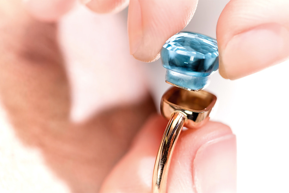 Появившееся в 2001 году кольцо Nudo положило начало знаковой коллекции с цветными полудрагоценными камнями особой огранки