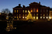 Так выглядит Кенсингтонский дворец в рождественские праздники. Обратите внимание, что иллюминированы все ели вокруг здания.