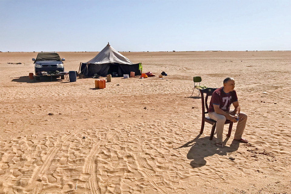 Игорь Столяров в ожидании окончания досмотра автомобиля на блокпосту Мавритании
