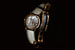 Швейцарская мануфактура Blancpain создала уникальные часы Villeret Grande Décoration в корпусе диаметром 45 мм из красного золота, посвященные Москве. Простой дизайн эмалевого циферблата с двенадцатью индексами контрастирует с изысканным оформлением ультратонокого механизма 15B с ручным заводом. Позаимствованный у карманных часов этой же коллекции, он отображает часы и минуты и состоит из 117 деталей. Но главное – сквозь прозрачную заднюю крышку корпуса взгляду открывается исключительная гравировка. На чуть увеличенных мостах мастера мануфактуры изобразили элементы облика Москвы с ее архитектурой и памятниками.