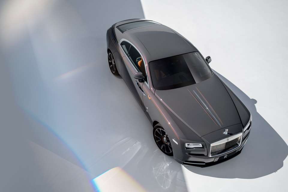 Кузов автомобиля покрыт эксклюзивной краской «Sunburst Grey»