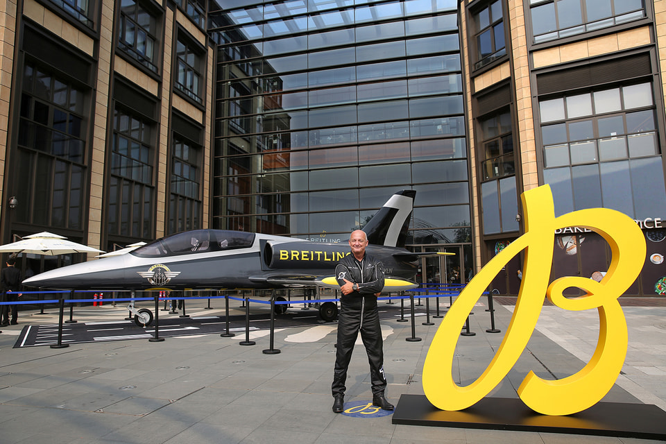 В день торжественного открытия бутика Breitling была представлена полноразмерная модель самолета L 39C Albatros