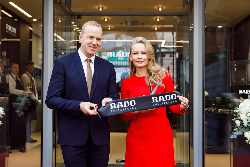 Президент Rado Матиас Брешан и актриса Юлия Пересильд, посланница Rado в России, на торжественном открытии бутика