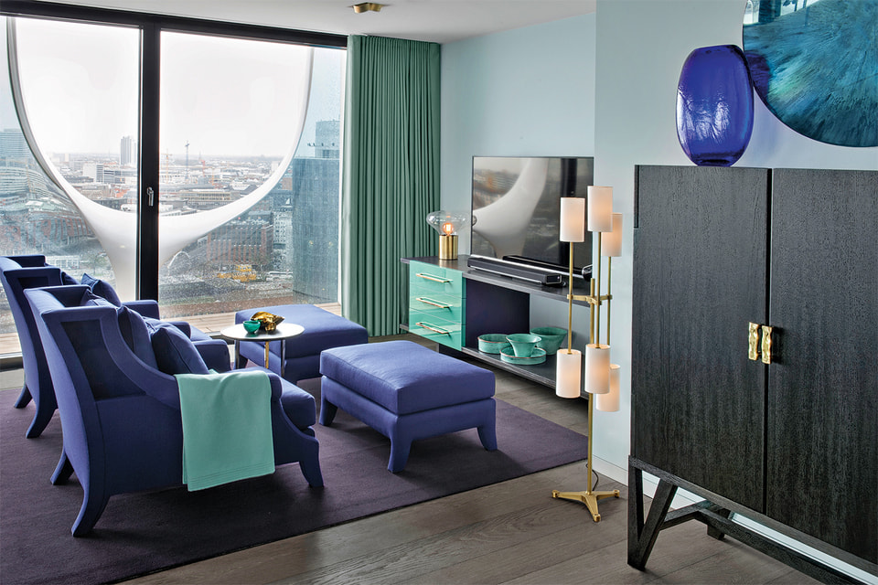 В стеклянной квартире работы Кейт Хьюм в доме-опере Elbphilharmonie в Гамбурге доминирует бирюзовый цвет