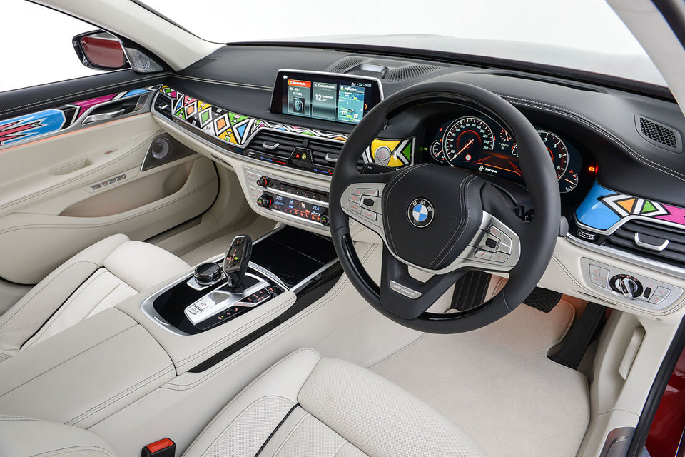 Салон BMW 750Li Individual украшен изнутри яркими узорами и живописным   орнаментом, характерным для искусства южноафриканского народа ндебеле
