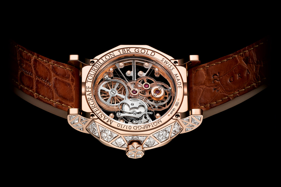 Безель MasterGraff Tourbillon выложен бриллиантами особой мозаичной огранки