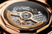 Скелетонизированный ротор с фирменным мальтийским крестом, символом Vacheron Constantin, с оборотной стороны часов Fiftysix в 40-мм корпусе из розового золота