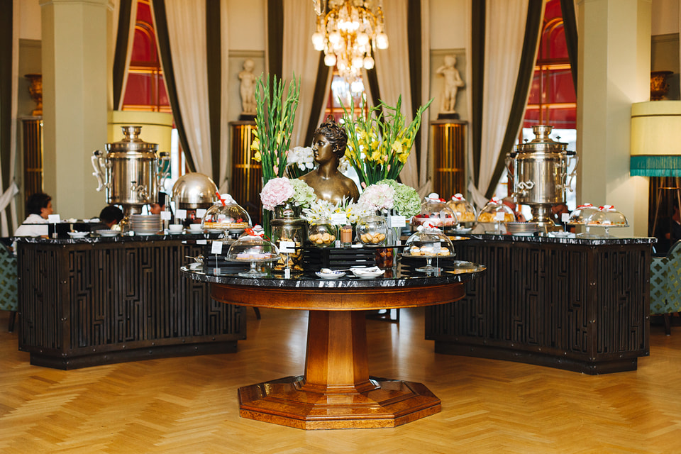 Послеобеденное чаепитие в «Ротонде» отеля «Астория» невозможно представить без «сладкого стола»