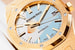 Швейцарский часовой бренд Audemars Piguet продолжил свое сотрудничество с Каролиной Буччи и выпустил новую ограниченную серию часов Royal Oak диаметром 37 мм, названную в честь итальянского ювелирного дизайнера. Как и два года назад, вместо традиционного для моделей коллекции Royal Oak циферблата с узором Tapisserie красуется блестящая серебристая зеркальная окружность, а безель и браслет часов декорированы в технике Frosted Gold. Два года назад отделка «звездная пыль» была применена к белому золоту, и вот теперь бренд выпустил 300 экземпляров Royal Oak Frosted Gold Carolina Bucci в желтом золоте.