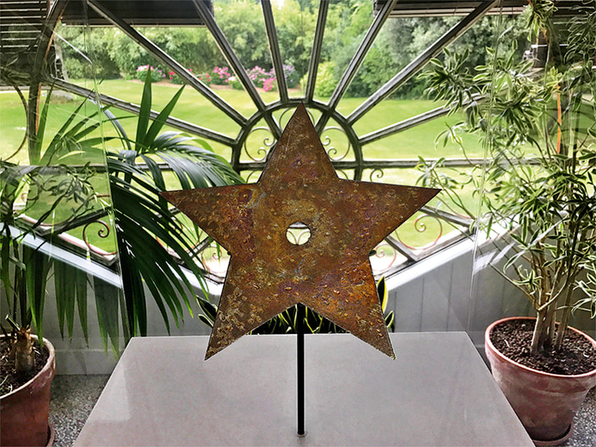 «Счастливая звезда», талисман Диора, на выставке в Гранвиле