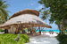 Отель Fairmont Maldives Sirru Fen Fushi  на Мальдивах, приглашает встретить 2019 год на белоснежном пляже. Здесь вас ждут сверкающая елка, пряничные домики, пиратские квесты и Санта-Клаус на водных лыжах. А также йога на рассвете, плетение мальдивских ковриков и занятия в арт-студии с местными художниками