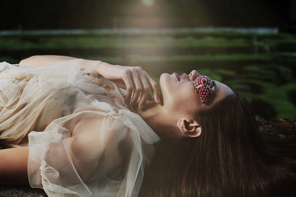 В книге The Perfume of Gems рассказывается о связи драгоценных камней и ароматов