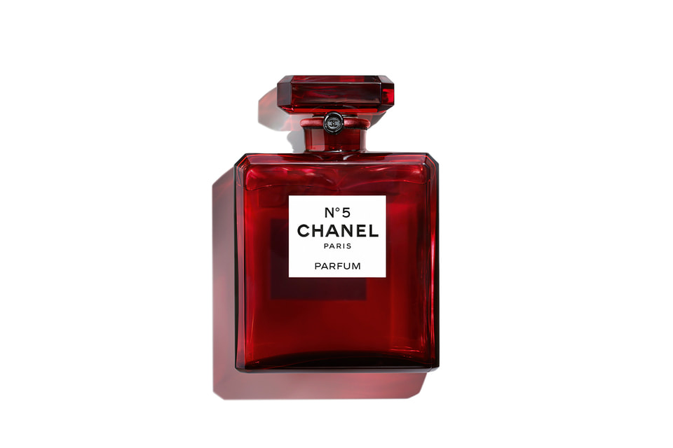 Аромат  Chanel N5 впервые  в истории Дома выпущен в красном флаконе