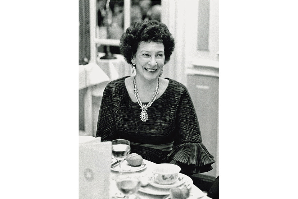 Пегги Рокфеллер в серьгах и колье Van Cleef & Arpels в 1973 г. – теперь они в музейной коллекции Дома