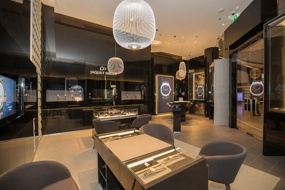 Интерьер первого в Дубае бутика Jaquet Droz оформлен в благородной бежево-серой гамме