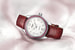 Часы Glashutte Original, Lady Serenade. На жемчужном циферблате – бриллианты, заменяющие часовые риски, на безеле – рубины. Модель дополнена ремешком из кожи аллигатора