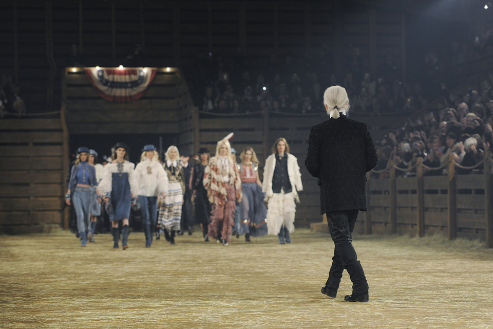 Карл Лагерфельд в финале показа Metiers d'Art 2013/14 Paris-Dallas