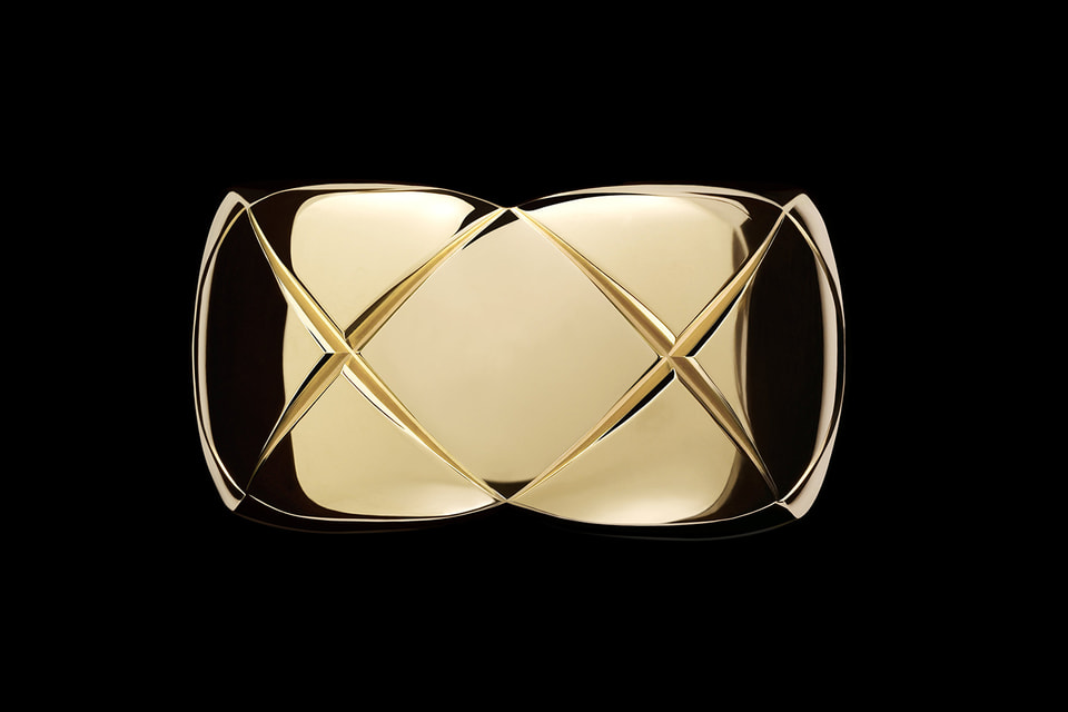 Кольцо Chanel из 18-каратного золота декорировано, как и все изделия коллекции Coco Crush, «стеганым» узором matelassé