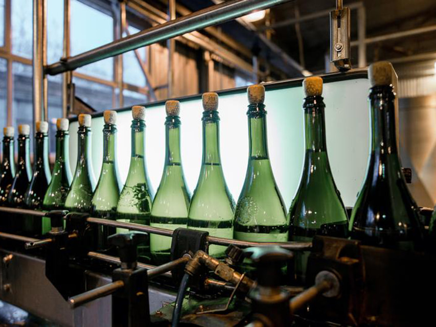 ЗАО «Игристые вина»— одно из крупнейших винодельческих предприятий России: на территории завода работают три цеха шампанизации