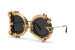 Оправа солнцезащитных очков из «барочной» колллекции итальянского модного дуэта Dolce&amp;Gabbana Devotion украшена позолоченными волютами в виде букв D и G, которые изготовлены из специально «состаренного» металла