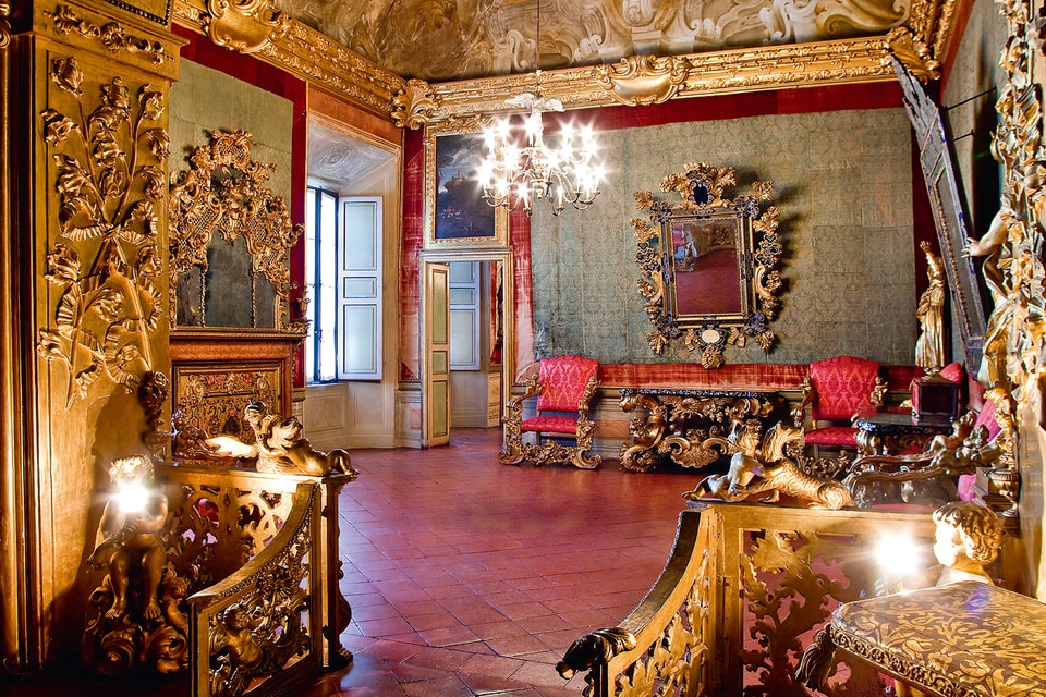 Альков отделен от брачной комнаты балюстрадой, которая украшена эмблемами Мели-Лупи и Империи