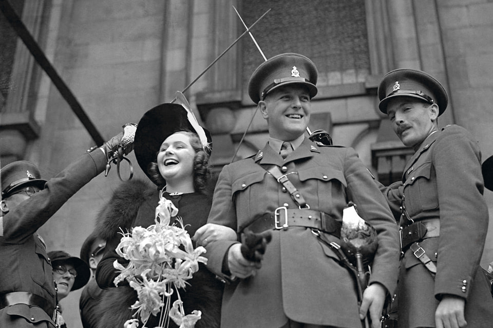 Памела Дигби и Рэндольф Черчилль в день венчания (1939 год)