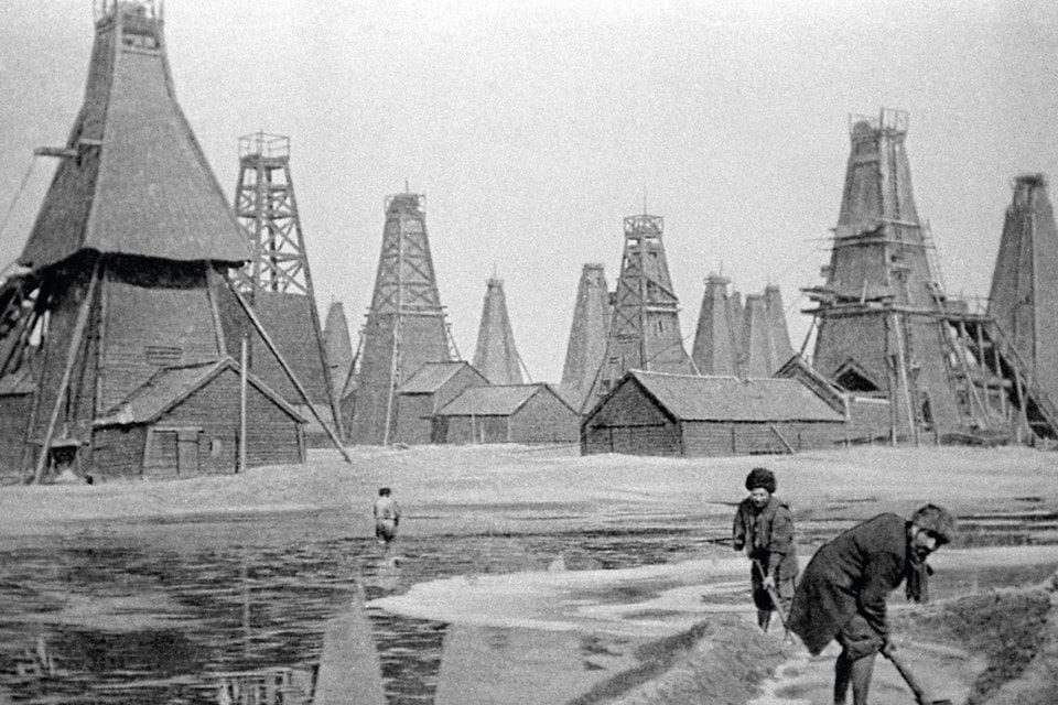 Братья Нобели создали на своей второй родине солидную базу для дальнейшего развития нефтедобывающей отрасли. Жители города Баку, работающие на нефтяных промыслах компании «Бранобель» (фотография сделана в 1900 году)