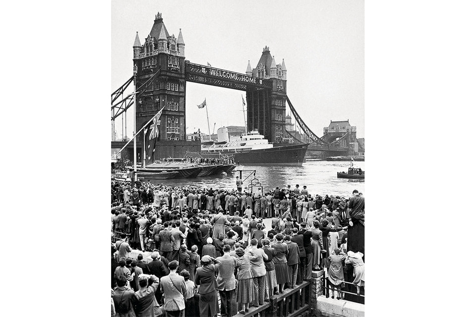 Яхтa, спущенная на воду 16 апреля 1954 г., собрала толпу восторженных зрителей у Тауэр­бридж