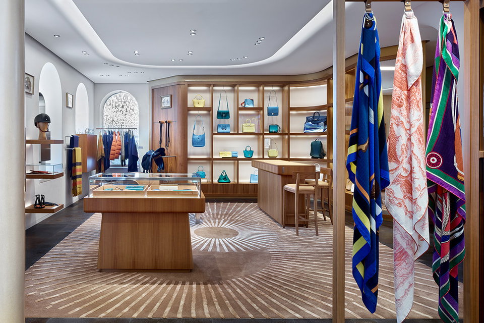 На первом этаже обновленного бутика Hermes расположены зона шелка, салоны кожаных сумок и аксессуаров, а также мужских коллекций одежды