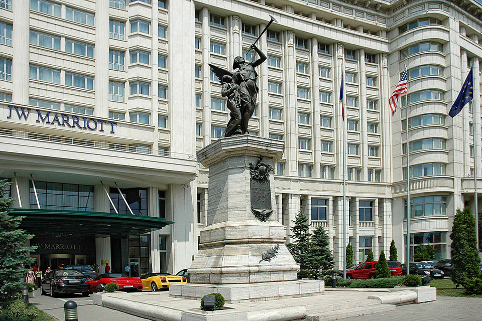 Как и подобает отелю такого уровня, JW Marriott расположен в самом центре Бухареста недалеко от Дворца Парламента