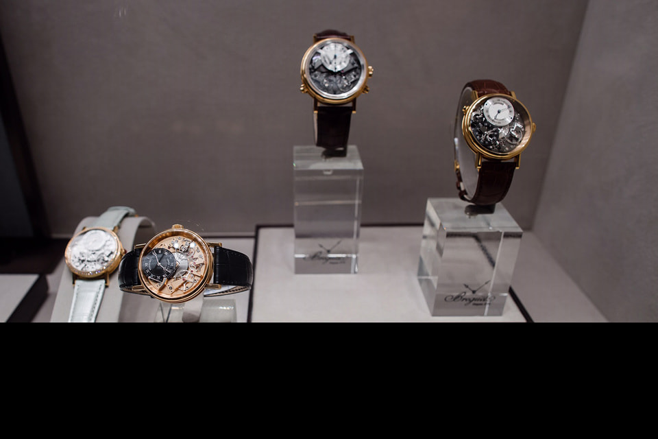 Cовременные модели часов Breguet c турбийоном, одним из самых сложных и эффектных внешне часовых усложений