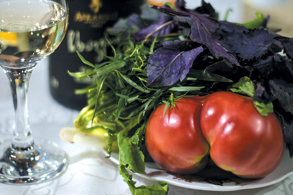 На столе в Грузии традиционно много свежих овощей