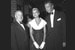 Грейс Келли с режиссером Альфредом Хичкоком и актером Джеймсом Стюартом на премьере  фильма Хичкока  «Окно во двор», 1954 год. На Грейс платье Caracas из коллекции Christian Dior–New York, весна-лето 1954