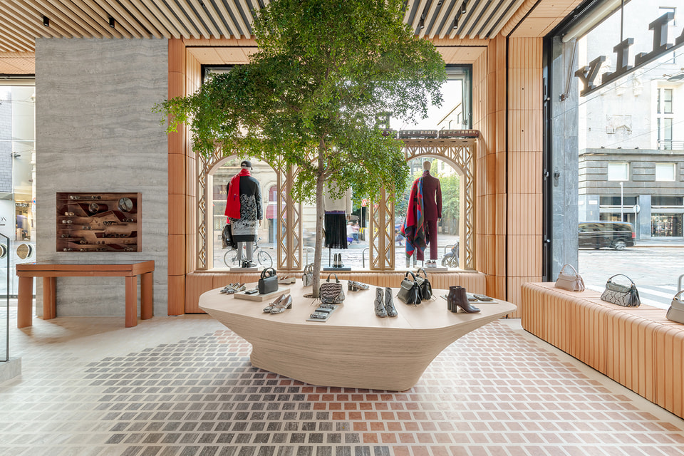 В центре флагманского бутика Bally Haus – стол в форме обувной колодки