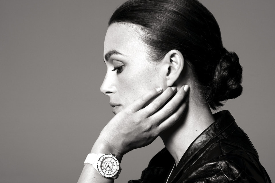 Дизайн модели Chanel J12 Phantom немного отличается от канонического теперь облика обновленных часов J12