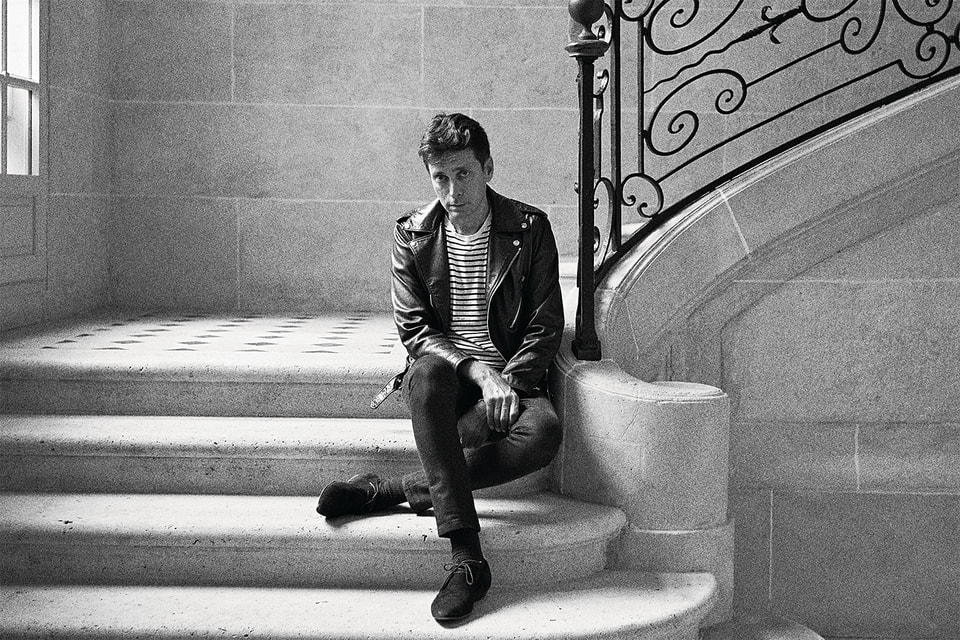 Эди Слиман начал новую эру в истории Celine и в своей карьере – дизайнер запечатлен на лестнице особняка XVII века Hotel Colbert de Torcy в Париже, в штаб-квартире модного Дома