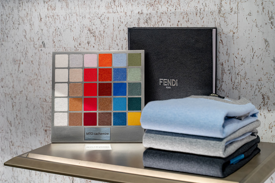 Бренд Fendi предлагает новую услугу Made to Order для мужчин: изготовление кардиганов и джемперов из кашемира в большой цветовой палитре