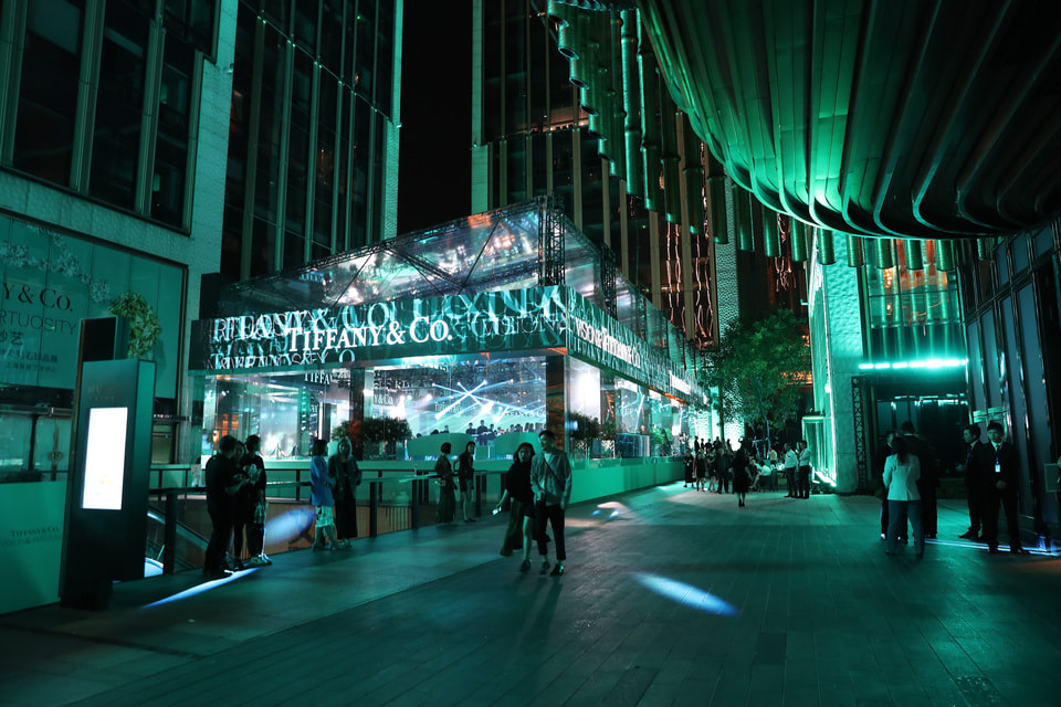 Выставка «Tiffany&amp; Co. Видение и виртуозность» проходит в Шанхае в здании Fosun Foundation – вся прибыль от продаж  билетов будет направлена в пользу благотворительных программ фонда
