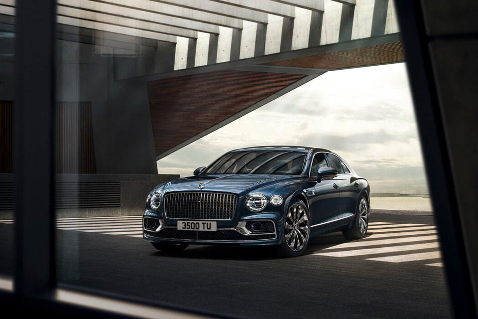 Новый Flying Spur был разработан с чистого листа и собирается вручную на единственном заводе в Крю